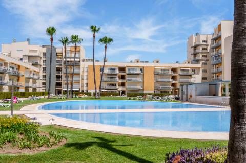 T2 em Vilamoura com mar à vista e terraço privativo