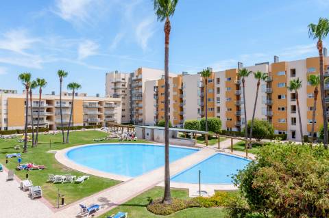 T2 em Vilamoura com mar à vista e terraço privativo