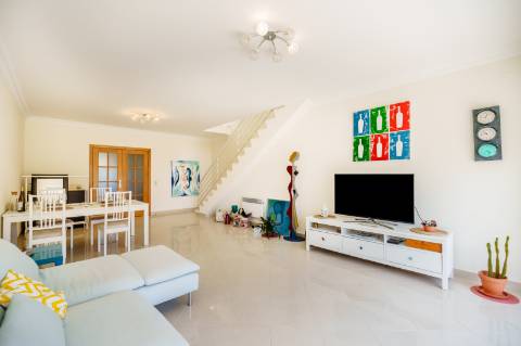 T2 em Vilamoura com mar à vista e terraço privativo