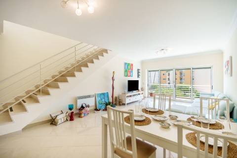 T2 em Vilamoura com mar à vista e terraço privativo