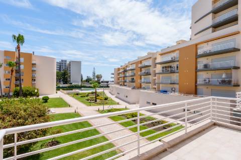 T2 em Vilamoura com mar à vista e terraço privativo