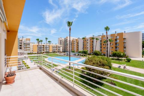 T2 em Vilamoura com mar à vista e terraço privativo