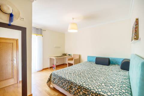 T2 em Vilamoura com mar à vista e terraço privativo