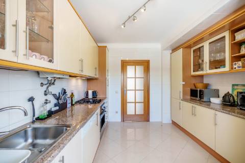 T2 em Vilamoura com mar à vista e terraço privativo