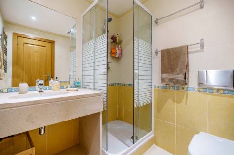 T2 em Vilamoura com mar à vista e terraço privativo