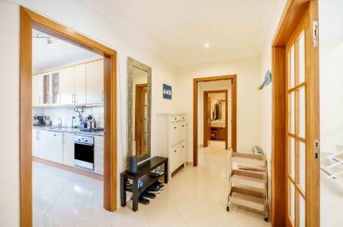 T2 em Vilamoura com mar à vista e terraço privativo