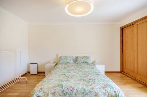 T2 em Vilamoura com mar à vista e terraço privativo