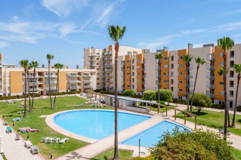 T2 em Vilamoura com mar à vista e terraço privativo