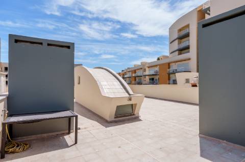 T2 em Vilamoura com mar à vista e terraço privativo