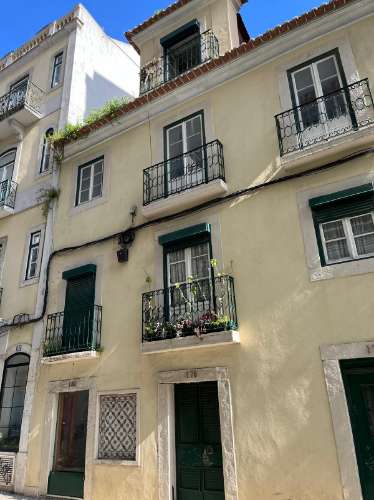 Edifício com potencial único para remodelação no coração de Lisboa.