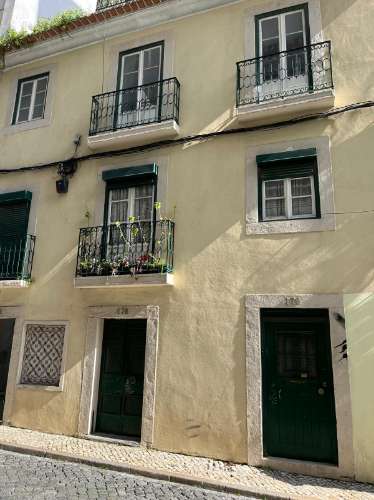 Edifício com potencial único para remodelação no coração de Lisboa.