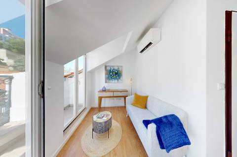 Excelente Apartamento T2 totalmente recuperado, mobilado e decorado, em São Vicente.