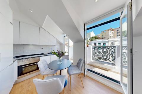 Excelente Apartamento T2 totalmente recuperado, mobilado e decorado, em São Vicente.