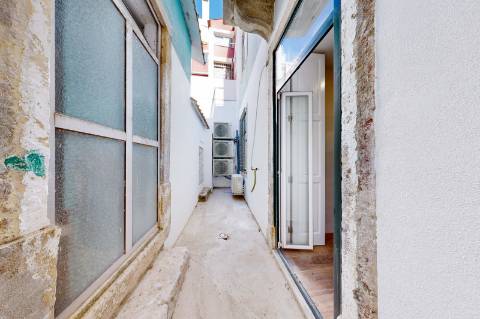 Apartamento T0 em remodelação convertido em T2 - Com isenção de pagamento de IMT para investidores