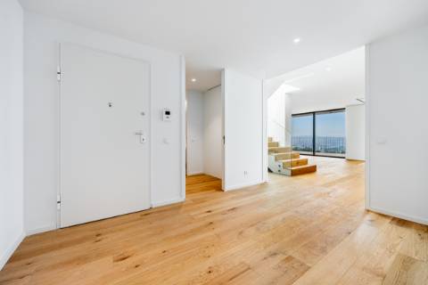 T4 duplex, vista para a cidade do Porto e Rio Douro com terraço de 105m2, perto do centro de Vila Nova de Gaia
