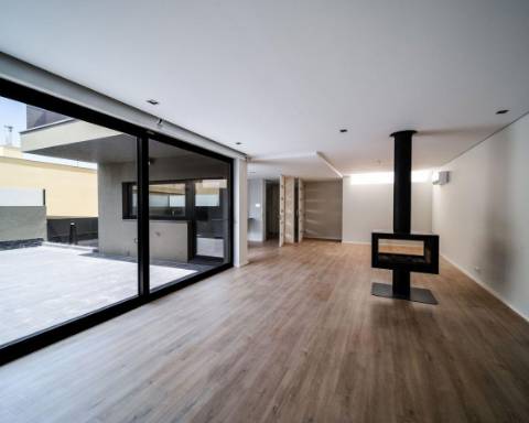 Moderna moradia T3 com vista para o mar.