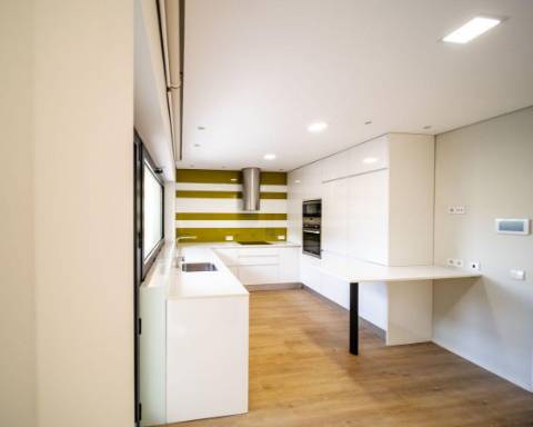 Moderna moradia T3 com vista para o mar.