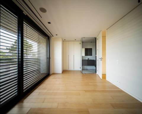 Moderna moradia T3 com vista para o mar.