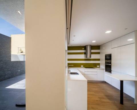 Moderna moradia T3 com vista para o mar.