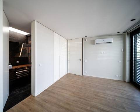 Moderna moradia T3 com vista para o mar.