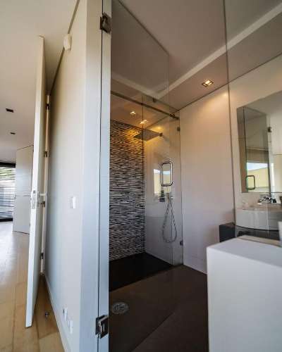 Moderna moradia T3 com vista para o mar.