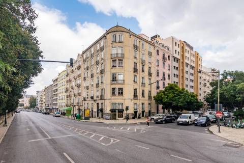 Apartamento T6 Renovado nas Avenidas Novas - Ideal para Investimento