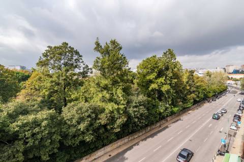 Apartamento T6 Renovado nas Avenidas Novas - Ideal para Investimento