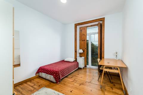 Apartamento T6 Renovado nas Avenidas Novas - Ideal para Investimento