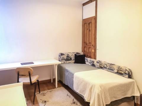 Apartamento T6 Renovado nas Avenidas Novas - Ideal para Investimento