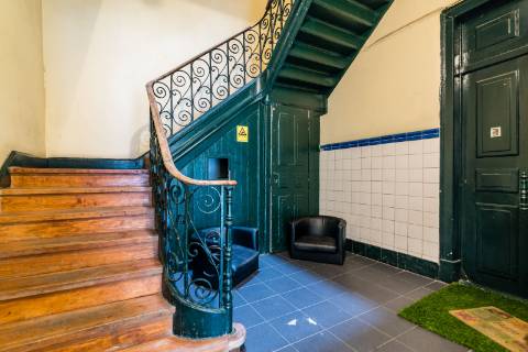 Apartamento T6 Renovado nas Avenidas Novas - Ideal para Investimento