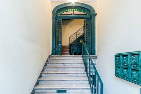 Apartamento T6 Renovado nas Avenidas Novas - Ideal para Investimento