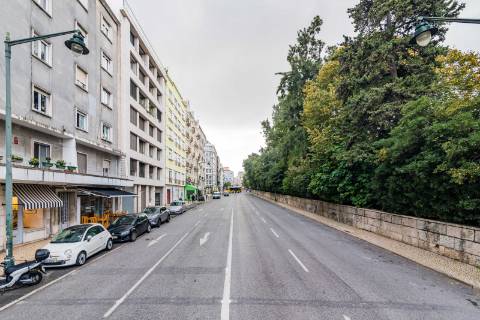 Apartamento T6 Renovado nas Avenidas Novas - Ideal para Investimento