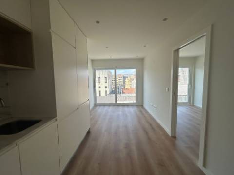 Apartamento T1 com lugar de garagem a 300 metros da Estação do Metro da Trindade