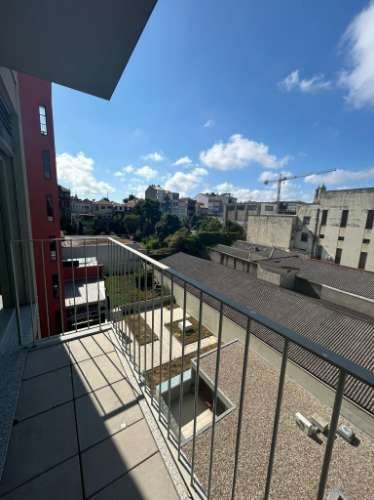 Apartamento T1 com lugar de garagem a 300 metros da Estação do Metro da Trindade