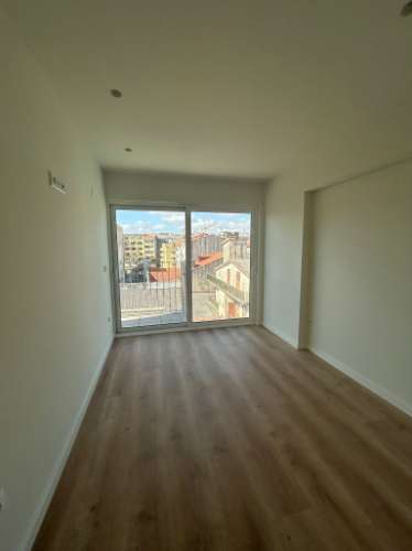 Apartamento T1 com lugar de garagem a 300 metros da Estação do Metro da Trindade