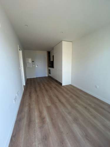 Apartamento T1 com lugar de garagem a 300 metros da Estação do Metro da Trindade