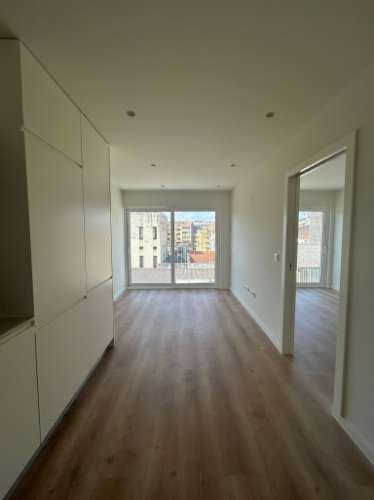 Apartamento T1 com lugar de garagem a 300 metros da Estação do Metro da Trindade