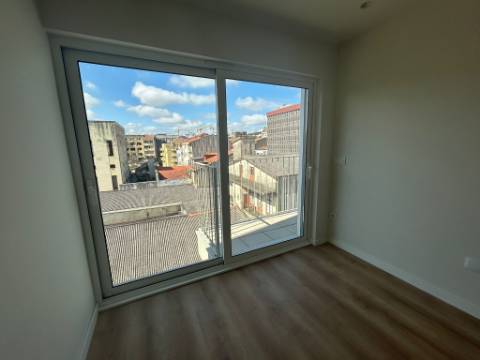 Apartamento T1 com lugar de garagem a 300 metros da Estação do Metro da Trindade