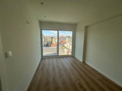 Apartamento T1 com lugar de garagem a 300 metros da Estação do Metro da Trindade