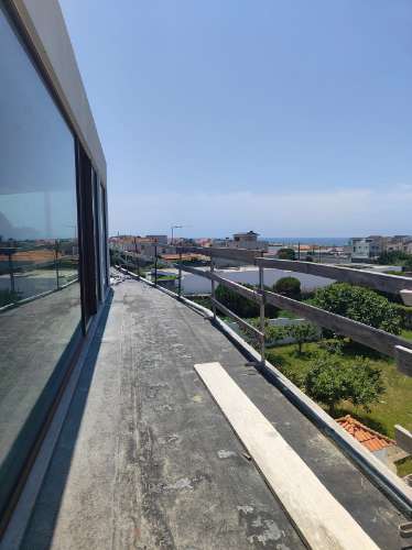 Moradia T4 isolada de excelência com vista mar inalterável a menos de 2km da Praia da Aguda.