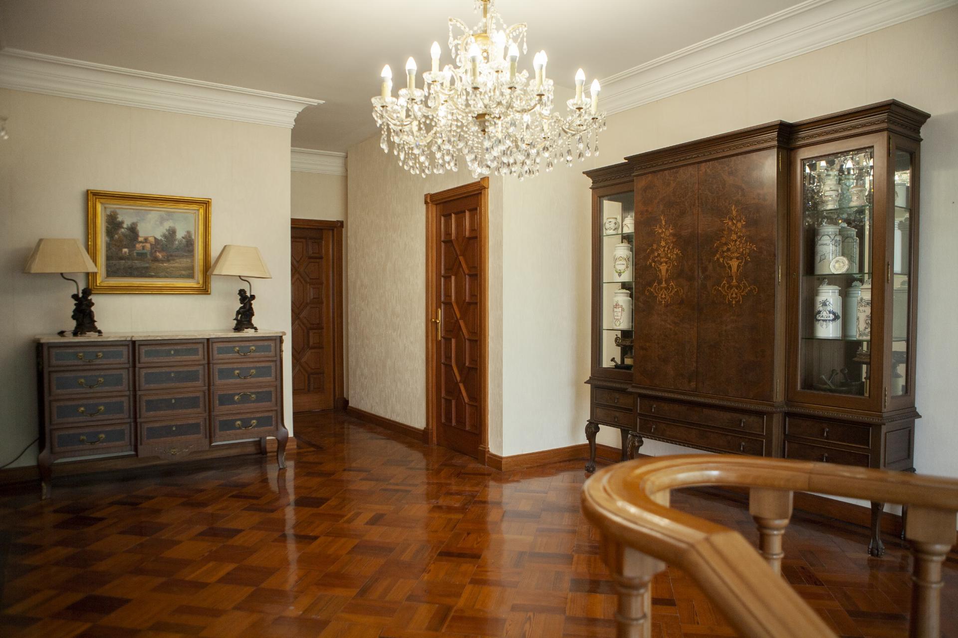 Moradia de charme isolada T11, com 9 suítes, multiusos e rentabilidade de 9,8%.