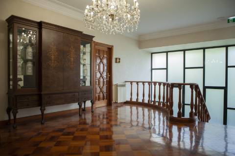 Moradia Isolada T11 com Licença AL, 9 suítes, multiusos e rentabilidade de 9,8%.