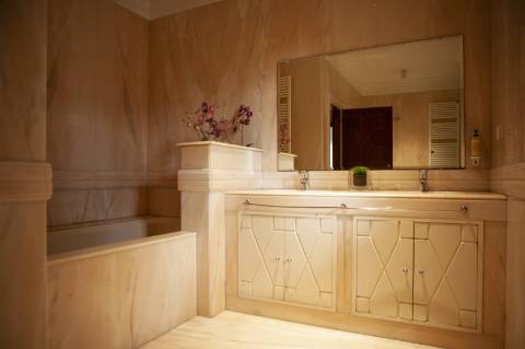 Moradia Isolada T11 com Licença AL, 9 suítes, multiusos e rentabilidade de 9,8%.