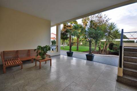 Moradia Isolada T11 com Licença AL, 9 suítes, multiusos e rentabilidade de 9,8%.