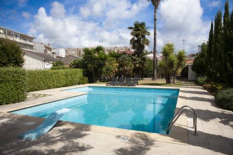 Moradia Isolada T11 com Licença AL, 9 suítes, multiusos e rentabilidade de 9,8%.