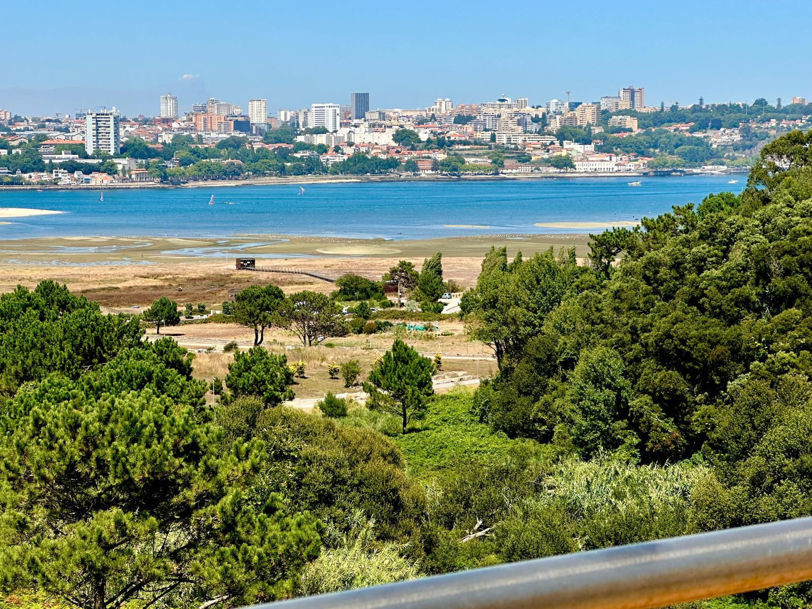 Penthouse T3 com 138m2 com amplo terraço e com vista mar panorâmica