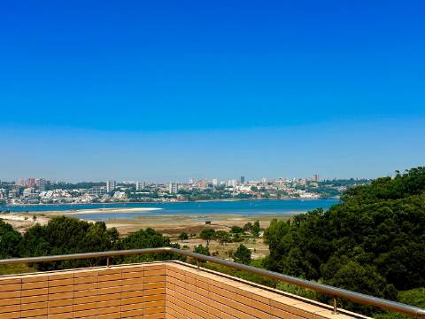 Penthouse T3 com 138m2 com amplo terraço e com vista mar panorâmica