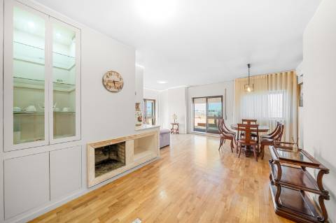 Penthouse T3 com 138m2 com amplo terraço e com vista mar panorâmica