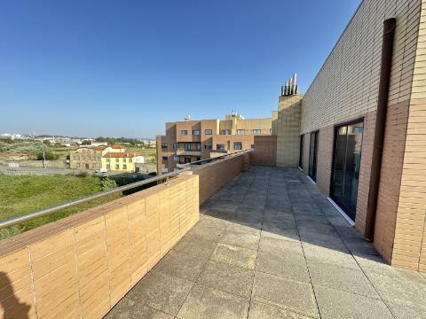 Penthouse T3 com 138m2 com amplo terraço e com vista mar panorâmica