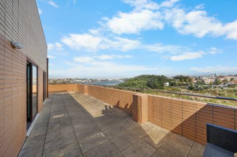 Penthouse T3 com 138m2 com amplo terraço e com vista mar panorâmica